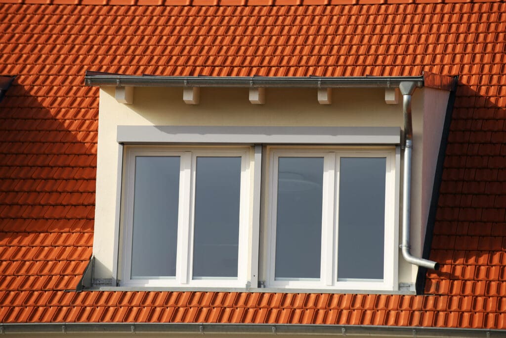Doppel flügeliges Dachfenster in einer Gaube