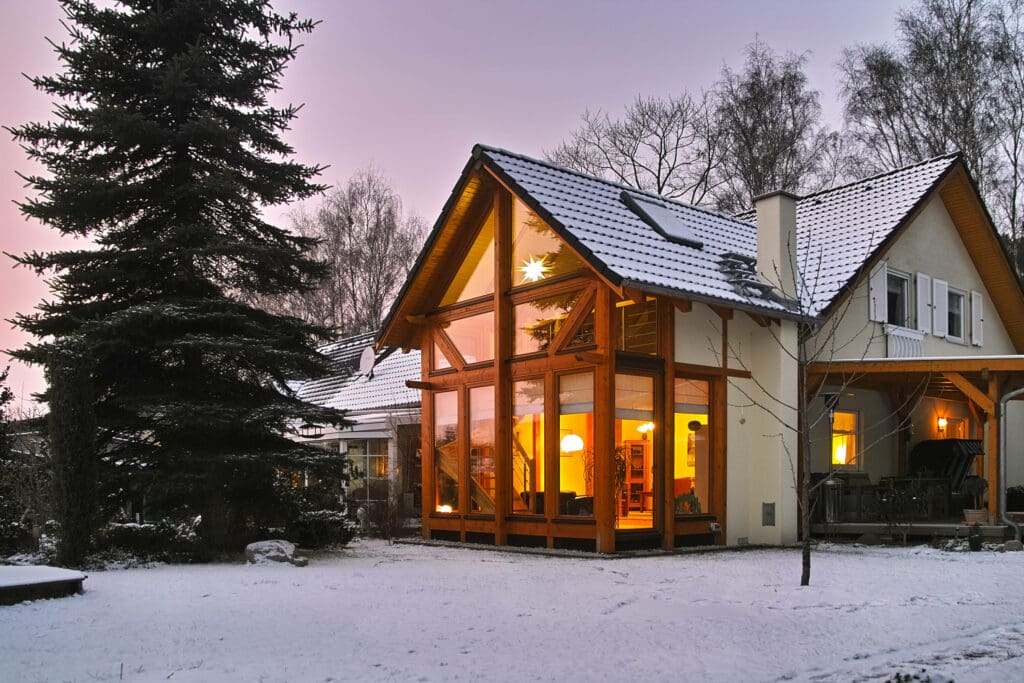 Haus mit Wintergarten im Winter