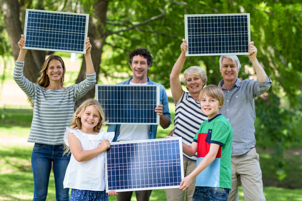 Familie hält Solarzellen in den Händen