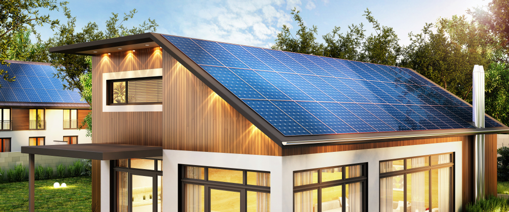 Modernes Einfamilienhaus mit Solarzellen auf dem Dach