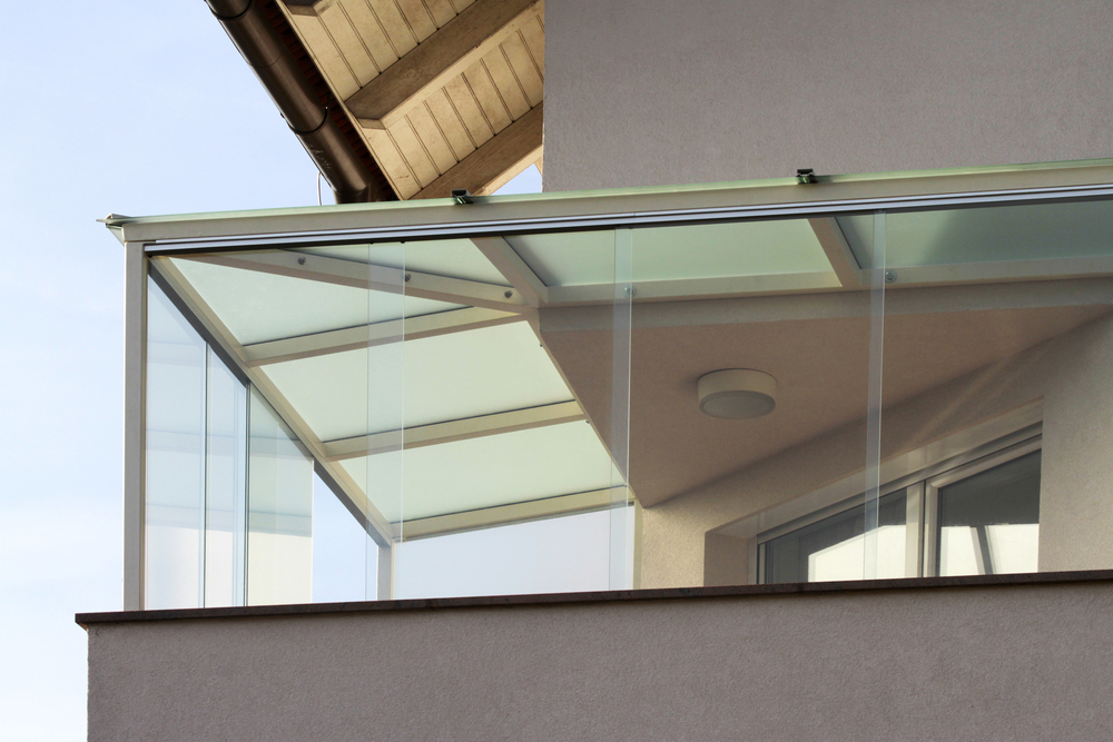 Verglaster Balkon unter Dach
