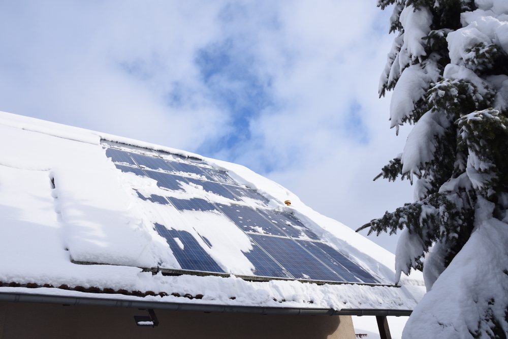 Solaranlage mit Schnee bedeckt