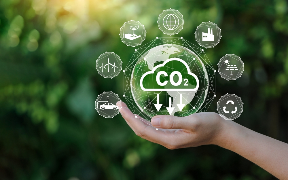 Verringerung des CO2-Emissionskonzepts in der Hand für Umwelt, globale Erwärmung, nachhaltige Entwicklung und umweltfreundliche Unternehmen auf der Grundlage erneuerbarer Energien.
