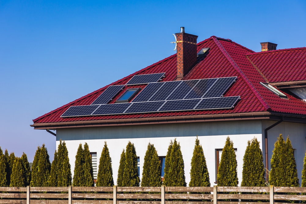 Sonnenkollektoren auf einem Einfamilienhaus in der polnischen Mazowsze-Region