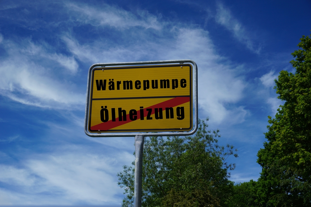 Stadtschild mit deutscher Aufschrift Ölheizung - Wärmepumpe