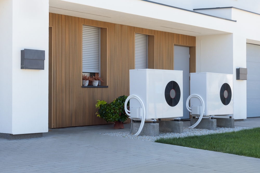 Ein Paar Luftquellenwärmepumpen, eine umweltfreundliche Heizöl-Lösung, installiert in einem modernen Wohngebäude.
